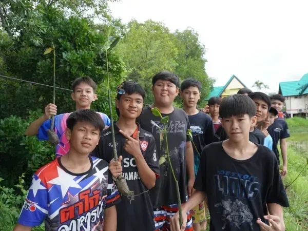 กิจกรรมเดินปลูกป่าชายเลนในโคลน