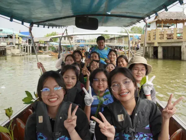 ล่องเรือ