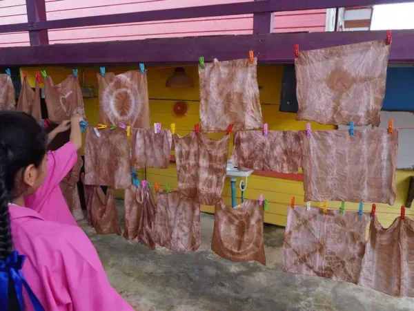 ฐานการเรียนรู้ทำผ้ามัดย้อม