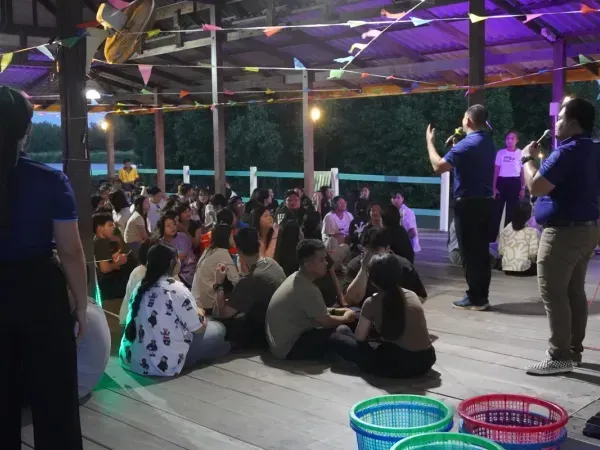 ฟังวิทยากรบรรยายกิจกรรมทีมบิลดิ้งองค์กร