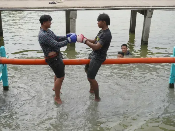 กิจกรรมมวยทะเลเพื่อความสามัคคีในกลุ่มคณะ