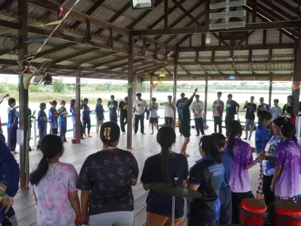 วิทยากรอธิบายกิจกรรมกลุ่มก่อนเริ่ม