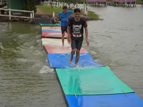 กิจกรรมวิ่งบอร์ดทางน้ำแบบทีมเวิร์ก