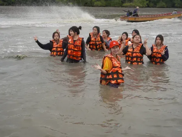 เล่นน้ำอย่างสนุกสนานในกิจกรรมกลุ่ม